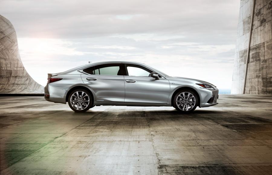  Lexus ES300h F-Sport 2018 года  (WW) (фото 4 из 46)